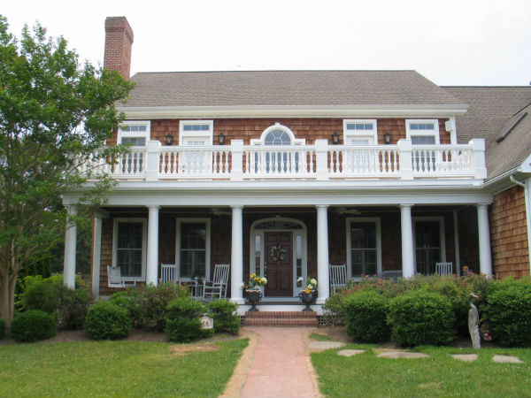 Cedar Home Exterior Cleaning, Softwashing and Restoraton Project - Rehoboth Beach | Lamb's Custom Painting