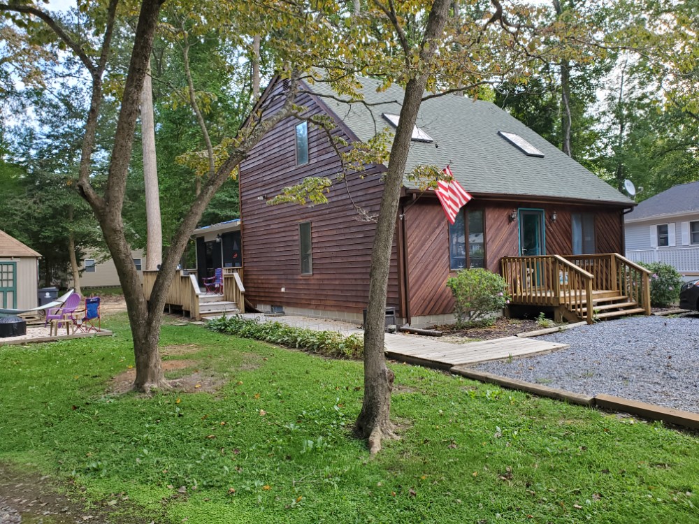 Side of the cedar saltbox home in Lewes, Delaware cc